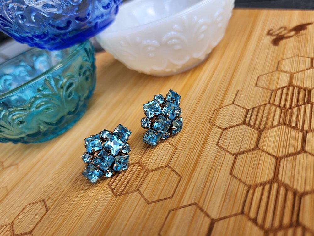 Vintage 1940-50's Gorgeous Aqua Blue Rhinestone Earrings Screw Back Cluster EUC